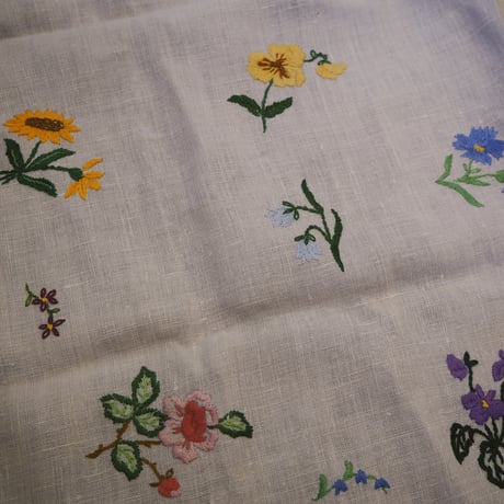 Embroidered Floral Linen Cloth：UK