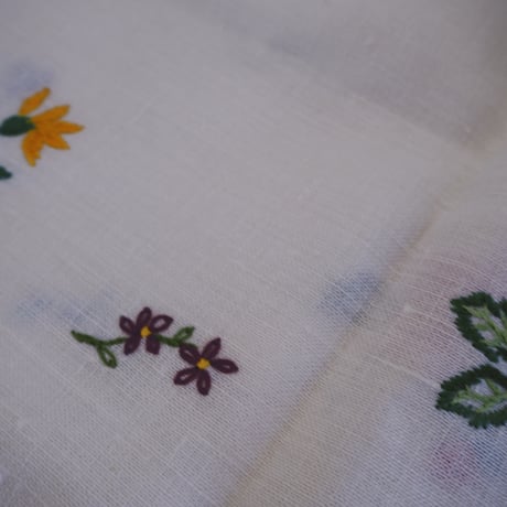 Embroidered Floral Linen Cloth：UK