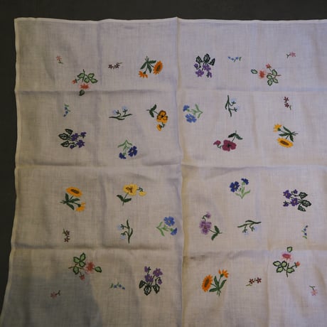 Embroidered Floral Linen Cloth：UK
