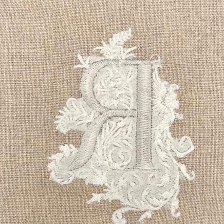 イニシャル刺繍付きリネン生地「R」
