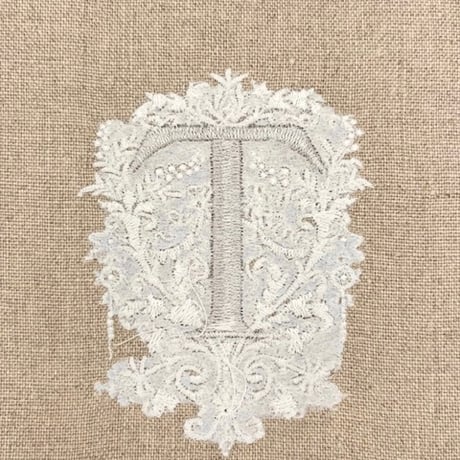 イニシャル刺繍付きリネン生地「T」