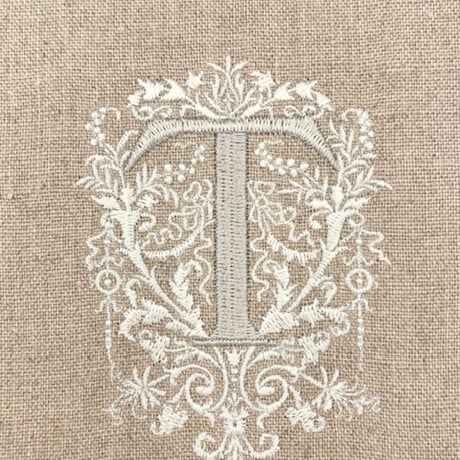 イニシャル刺繍付きリネン生地「T」
