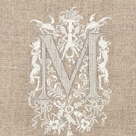 イニシャル刺繍付きリネン生地「M」