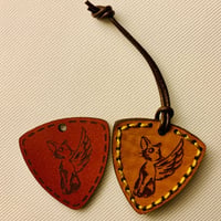 【ピックC】羽ねこ・特製本革アクセサリーピック２点セット(黄＆茶)【ギフトBOX入り】