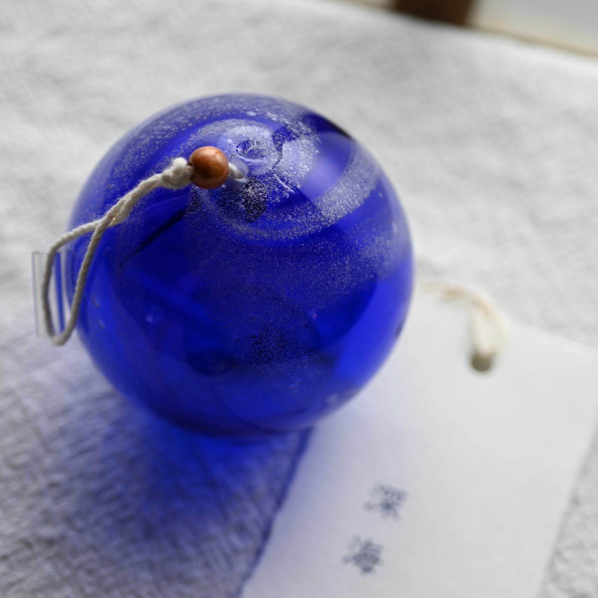 青い魚の形の陶器製風鈴 青い魚の形の陶器製風鈴
