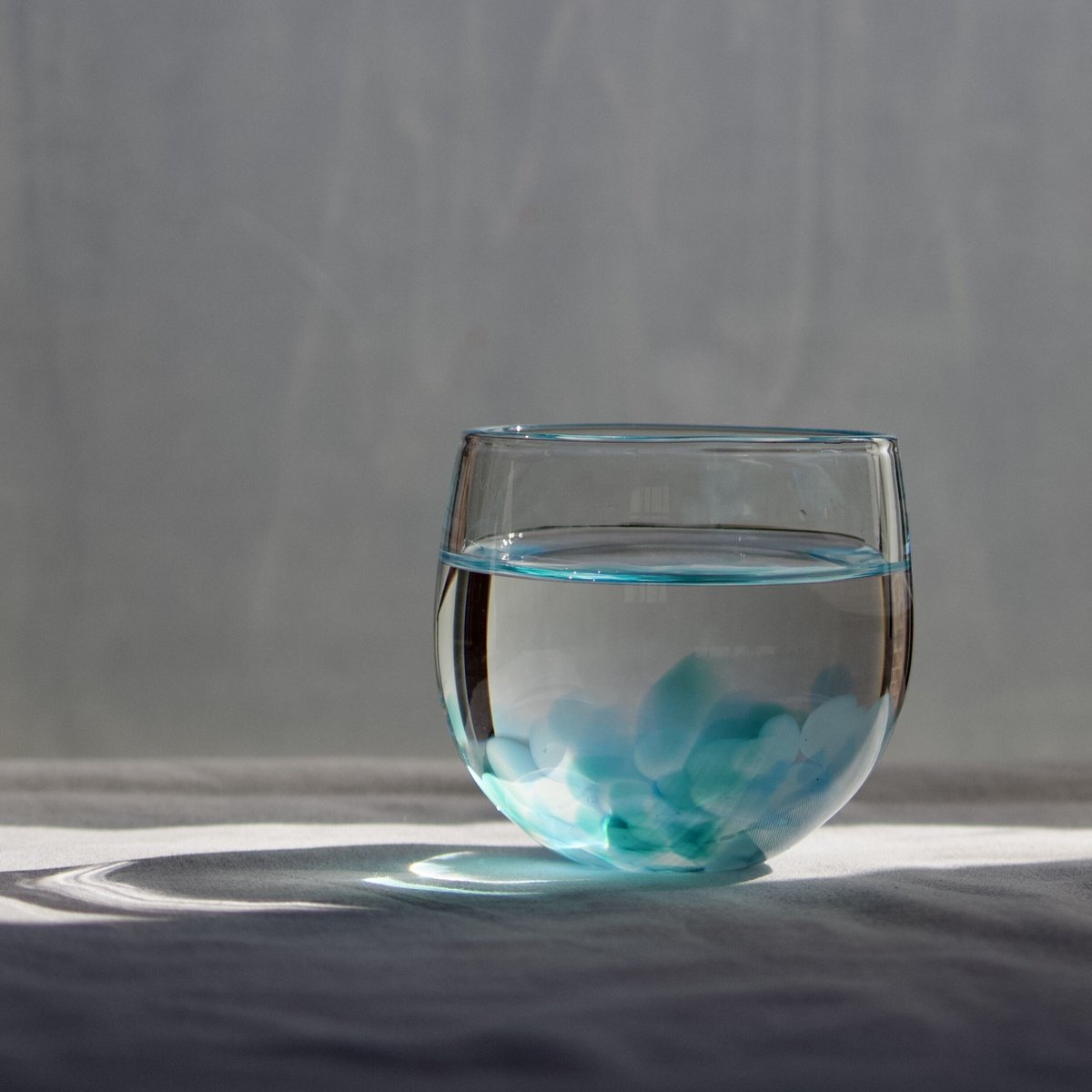 みときち　ネモフィラとうさぎ　シーグラス／天然石／花／ブルー 球体グラス ネモフィラ | さ ざ 波 硝 子 店