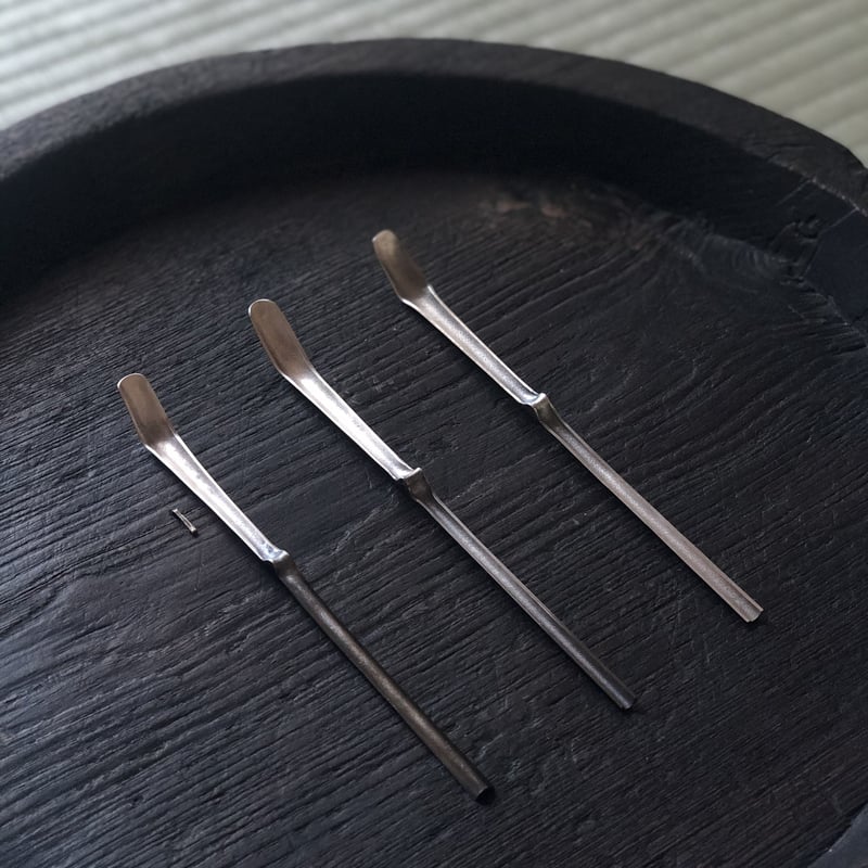 南鐐中節茶杓【白と黒】 | metal smith Yukari Ohara