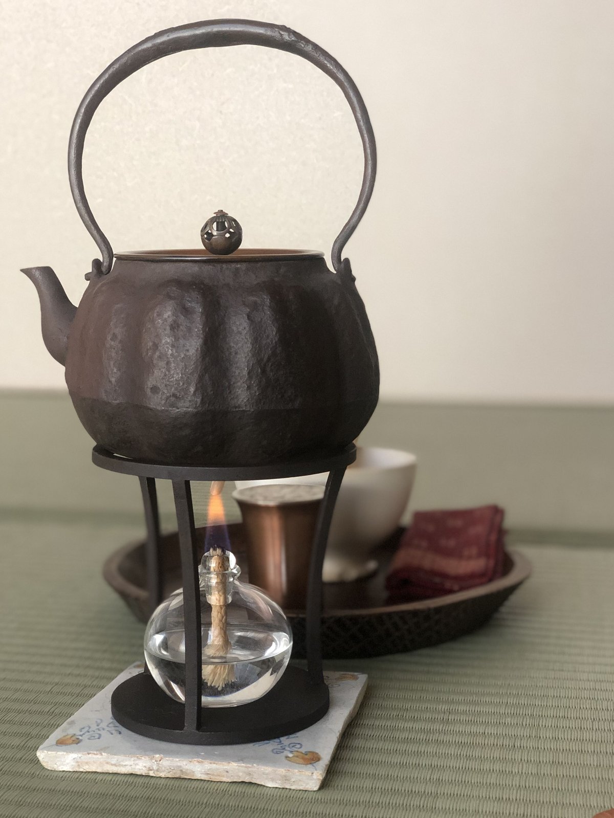 脚付き鉄瓶 錆鉄三脚台 大 A | metal smith Yukari Ohara