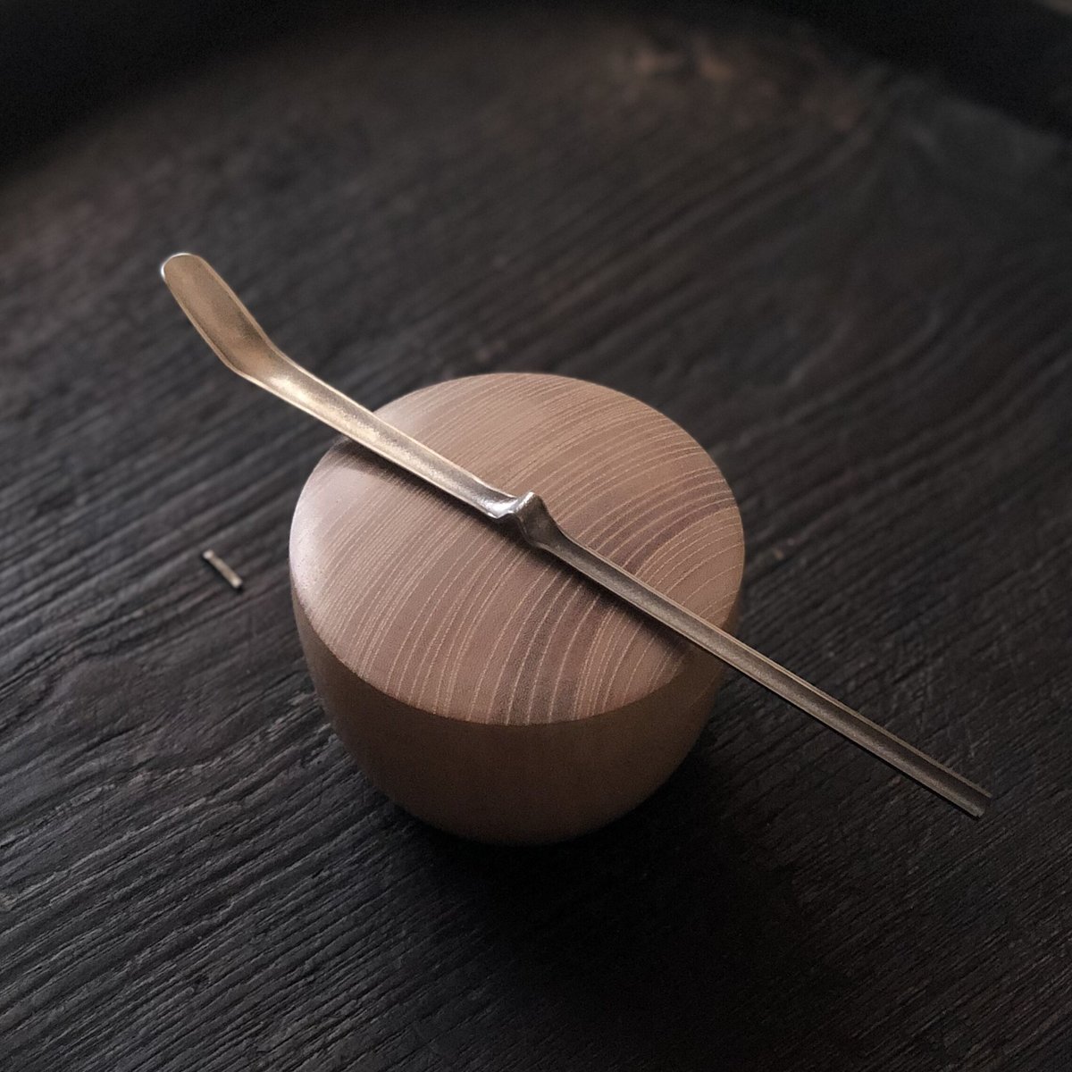 南鐐中節茶杓【白と黒】 | metal smith Yukari Ohara