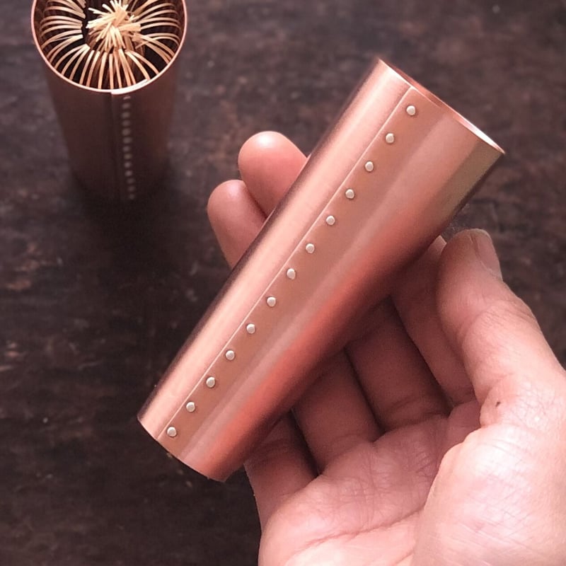 銅茶筅筒(小)【銀綴じ目•茶筅付】 | metal smith Yukari Ohara 銅茶筅筒(小)【銀綴じ目•茶筅付】 | metal smith Yukari Ohara