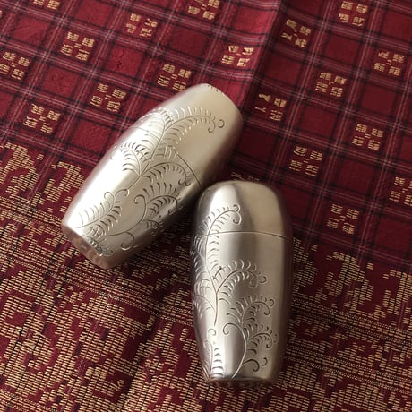 【専用品】お守り棗【鎚目に松唐草、いぶし銀仕上げ】