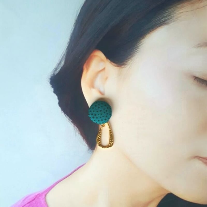 アフリカンプリント くるみボタン小 ゴールド ピアス/イヤリング 