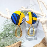 アフリカンプリント イエロー×ブルー くるみボタン ゴールド ピアス/イヤリング