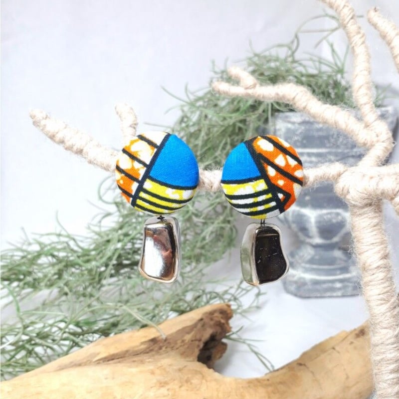 アフリカンプリント くるみボタン シルバーパーツ ピアス/イヤリング