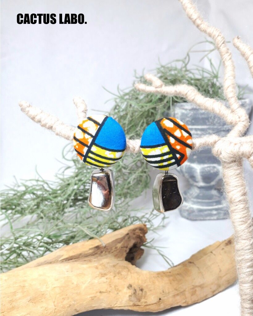 アフリカンプリント くるみボタン シルバーパーツ ピアス/イヤリング