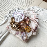 インド刺繍×ボタンポニーフック　NO.5