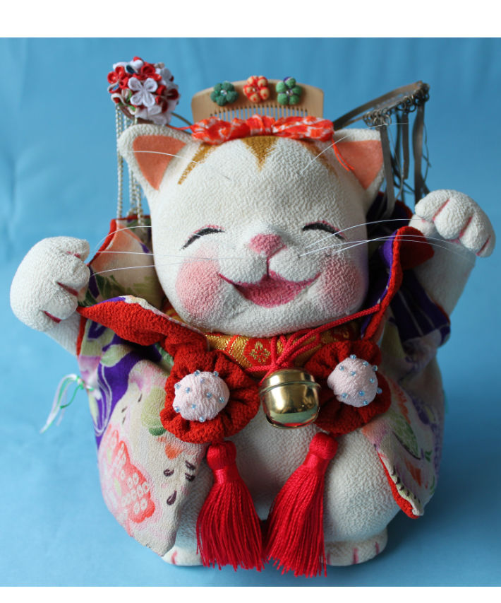 作家さんによる大きな瞳でにっこりと笑う着物の前掛けも美しい招き猫 fit=scale-down,w=1200