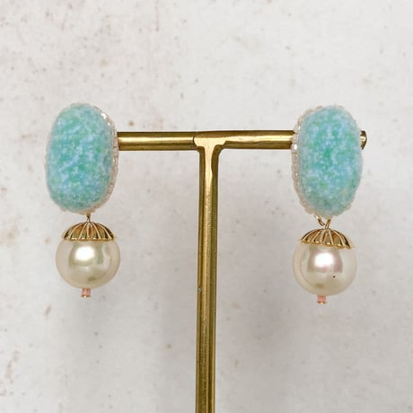 fluffy jewel / light blue 刺繍ピアス