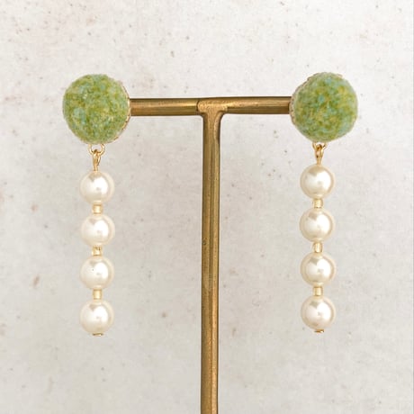 ふわふわ刺繍のピアス・イヤリング/ green×pearl