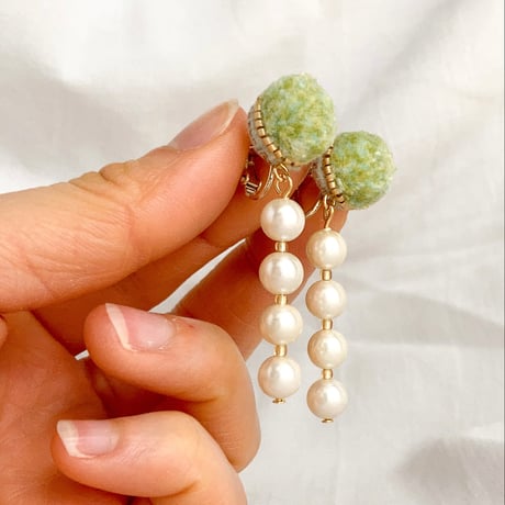 ふわふわ刺繍のピアス・イヤリング/ green×pearl