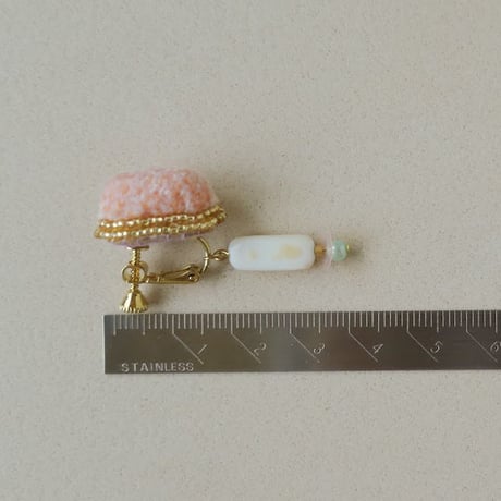 fluffy jewel /coral 刺繍イヤリング