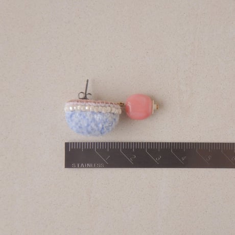 fluffy jewel / blue dot 刺繍ピアス