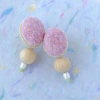 fluffy jewel / pink flower 刺繍イヤリング