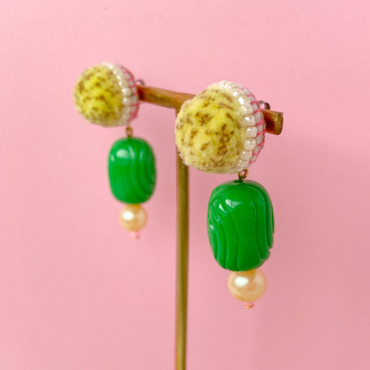 ハイジ◆一点物✧MOPヴェルメイユピアス✧ボタニカルカービング ビーズフラワーピアス | AND ON JIONE STORE（アンドオン