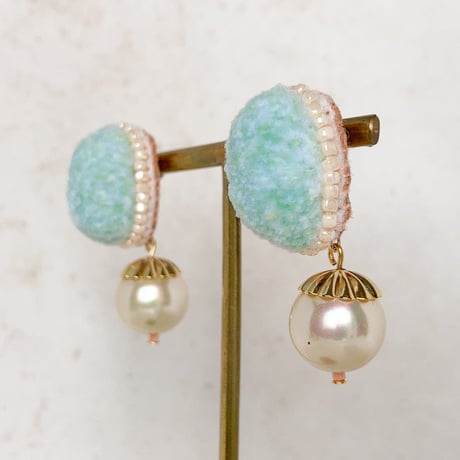 fluffy jewel / light blue 刺繍ピアス