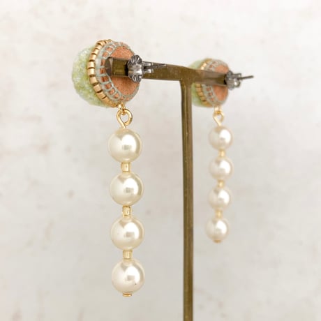 ふわふわ刺繍のピアス・イヤリング/ green×pearl
