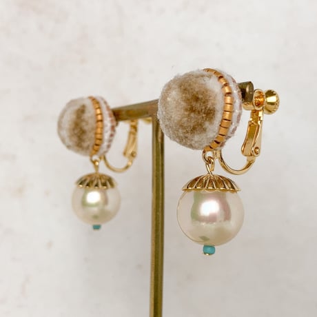 fluffy jewel / latte marble 刺繍イヤリング