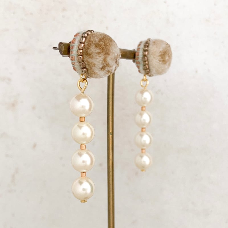 ふわふわ刺繍のピアス・イヤリング/ beige×pearl | sucramer