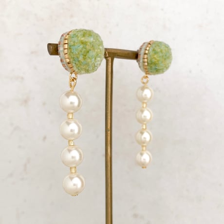 ふわふわ刺繍のピアス・イヤリング/ green×pearl