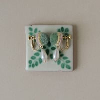 fluffy jewel / petit green 刺繍イヤリング