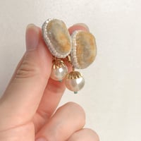 fluffy jewel / yellowish marble刺繍イヤリング