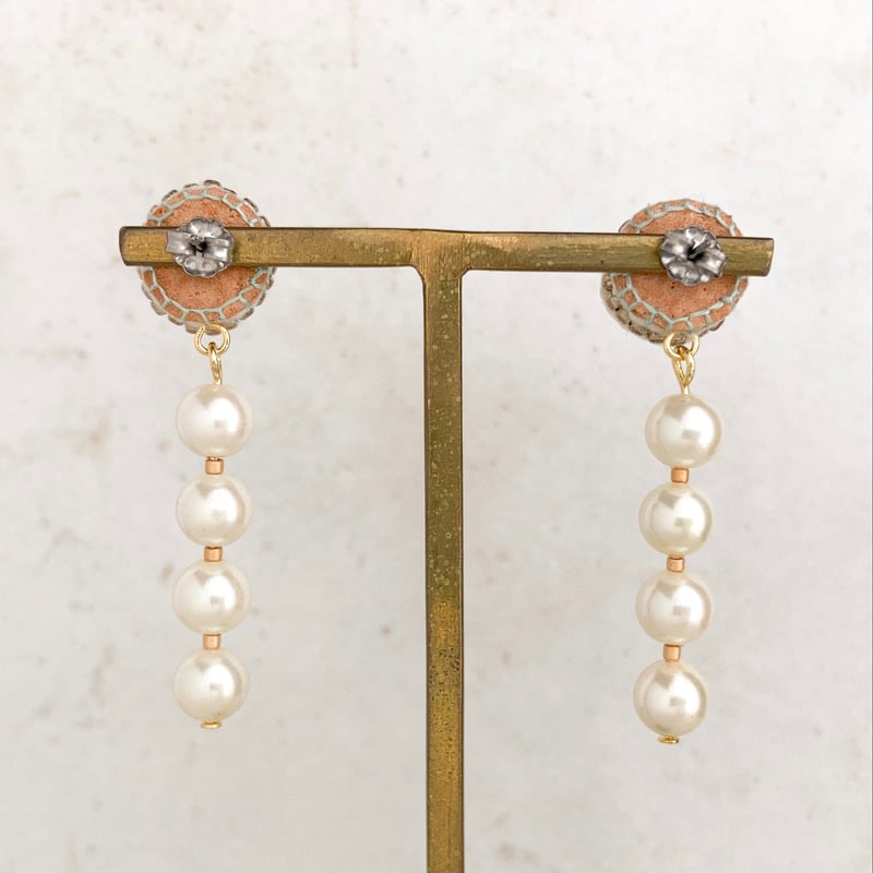 ふわふわ刺繍のピアス・イヤリング/ beige×pearl | sucramer