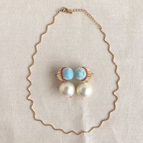 fluffy jewel / crownピアス ight blue