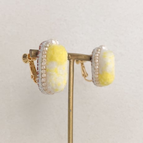fluffy jewel / lemon 刺繍イヤリング