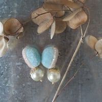 fluffy jewel / light blue 刺繍ピアス