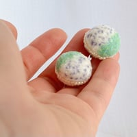 bico_mint green×dot 刺繍イヤリング