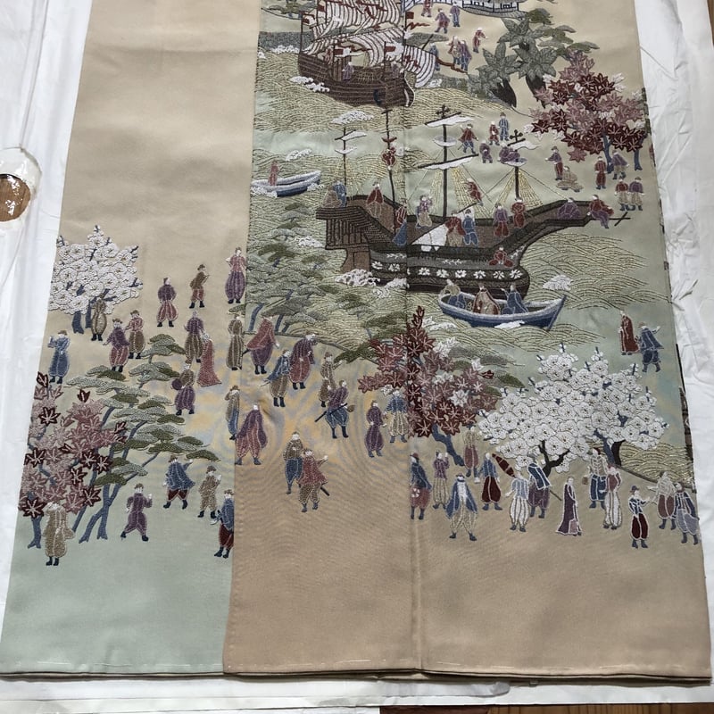 訪問着　総刺繍　相良刺繍　利休茶色　紗綾型地紋　未仕立て　在庫保管品 未使用 袷 色留袖 ベージュ地 相良刺繍、南蛮船など NAH-20