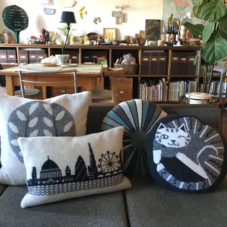 Sally Nencini　London Skyline cushion