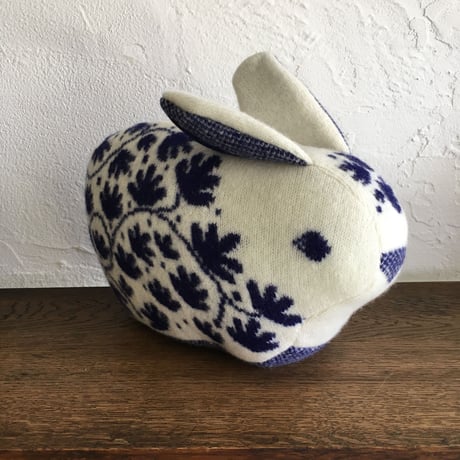 Sally Nencini　"New"  Blue China Rabbit