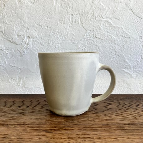 秋谷茂郎　取手付きカップ　粉引／青彩