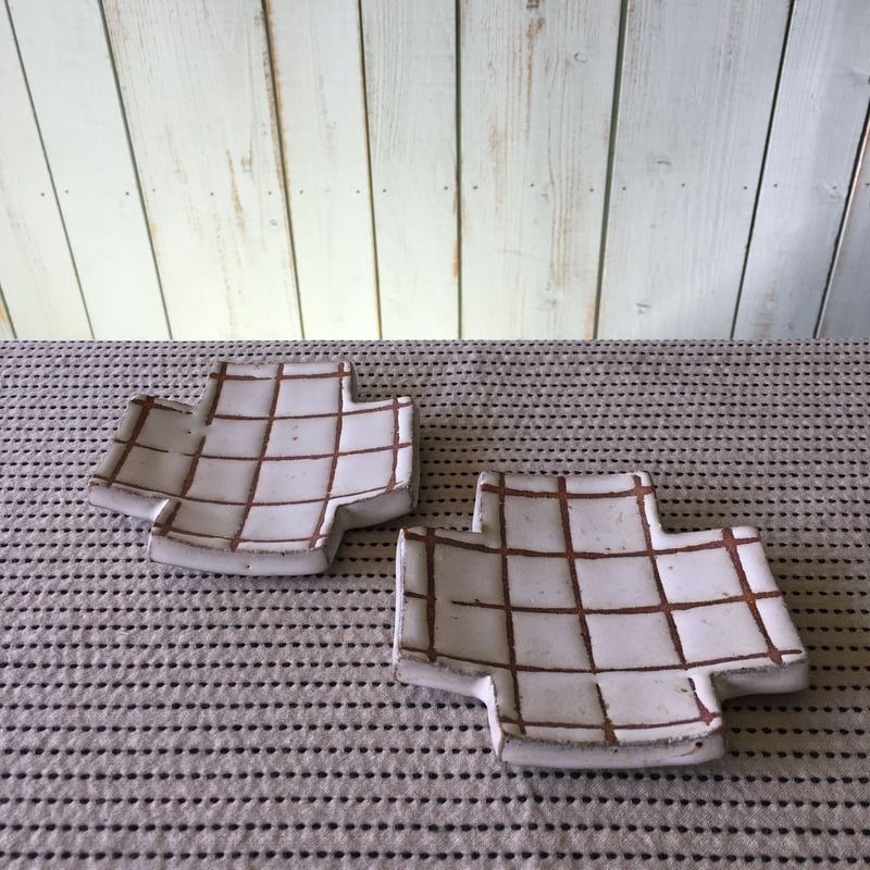 加藤恵津子 クロス皿 格子 | 黄色い鳥器店