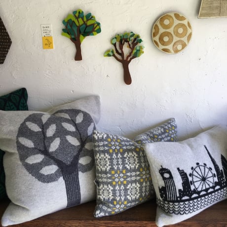 Sally Nencini　London Skyline cushion