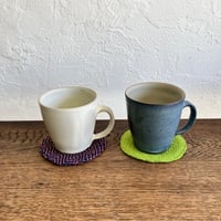 秋谷茂郎　取手付きカップ　粉引／青彩