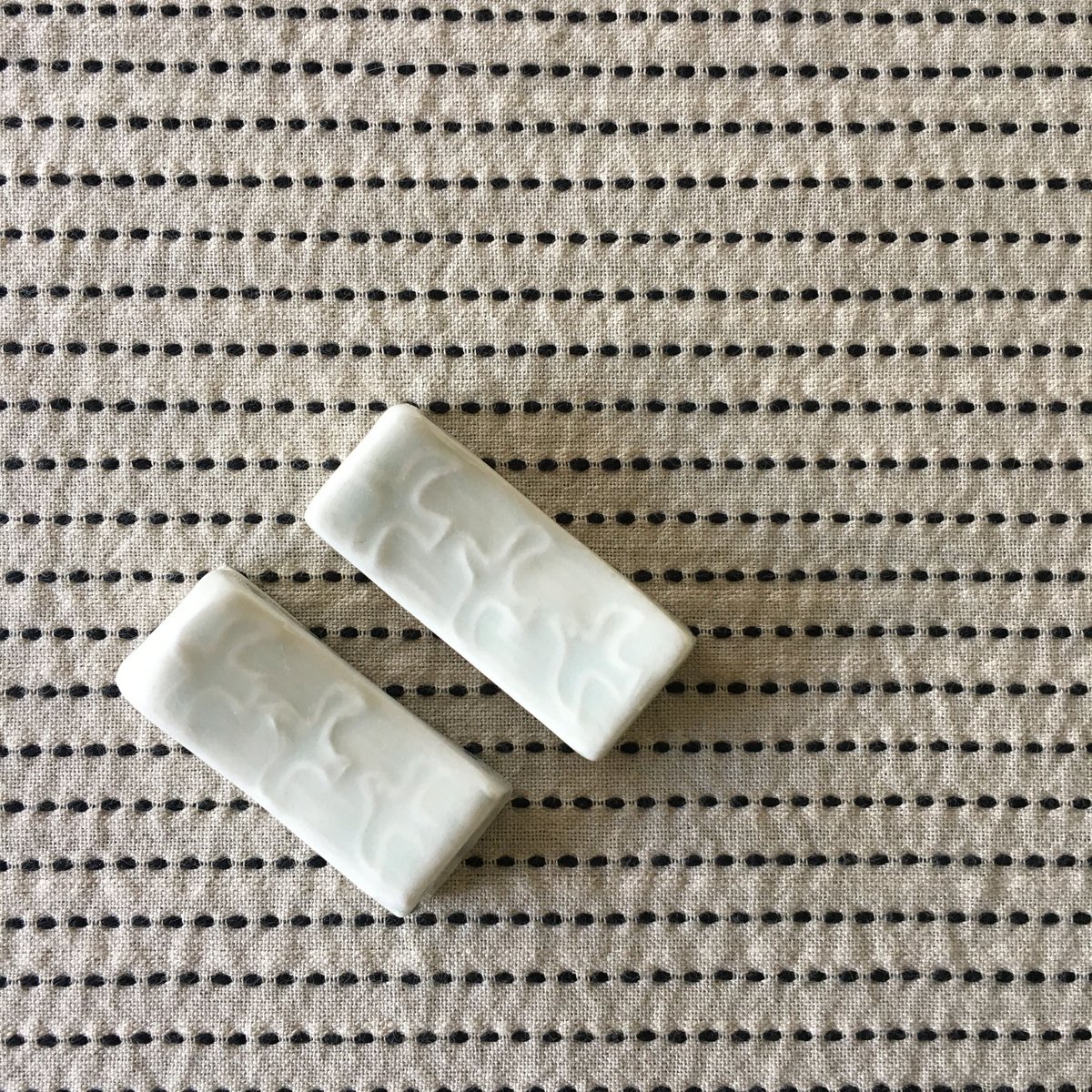 五十嵐元次 箸置き2個セット 白磁／染付(blue) | 黄色い鳥器店