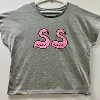 さわおとしおり「【さわお画】SSフラミンゴ」Tシャツ（レディースドルマン）
