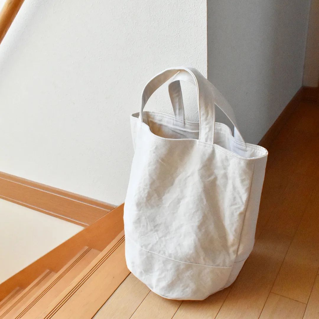 白い帆布のバケツ型トート | shirokumakabans 白い帆布のバケツ型トート | shirokumakabans